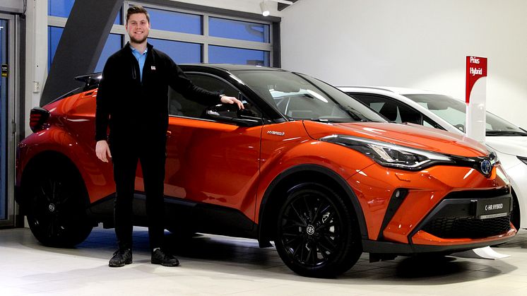 Klar for lansering: Markus Bergli med nye Toyota C-HR som lanseres i Steinkjer denne uken. Foto: Nordvik AS.