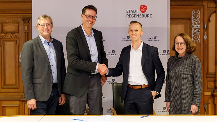 Planungsstart für regenerative Wärme: Die Vertreter von REWAG und der Bayernwerk Natur (Mi.) unterzeichneten eine gemeinsame Interessenbekundung zum Aufbau einer nachhaltigen Wärmeversorgung für das westliche Regensburg. 