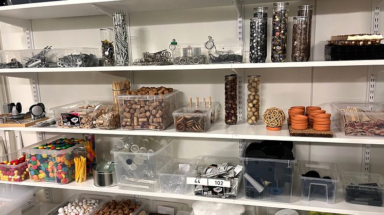 Hos ÅterSkapa får rest- och spillmaterial från näringslivet nytt liv genom förskolans barn och pedagoger.