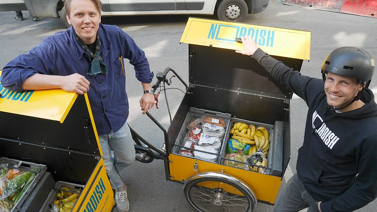 Philip Axelsson och Martin Alm från Nordish Market har precis laddat sina lådcyklar med överskottsmat från Coop Avenyn (Foto: Max Björkman, Chalmers Industriteknik)