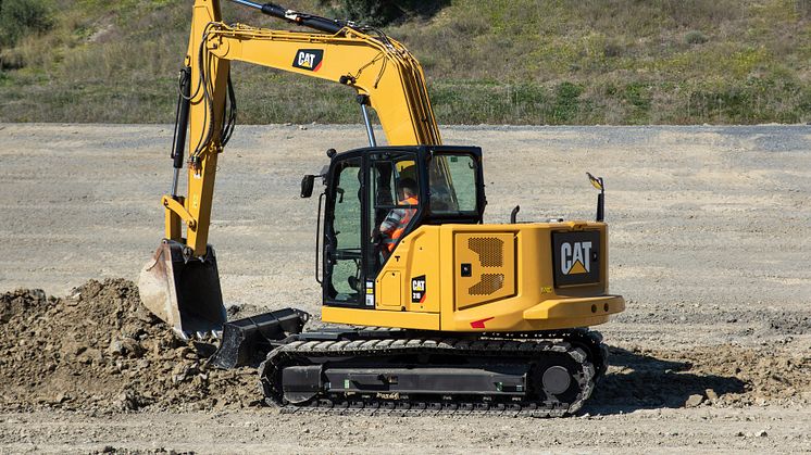 Cat 310 Next generation, vy snett bakifrån.