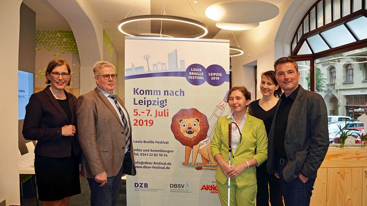 Dr. Skadi Jennicke, Prof. Dr.  Thomas Kuhlisch, Jette Förster, Peggy Jürges und Ronald Krause (v.l.) präsentieren das Louis-Braille-Festival in Leipzig 