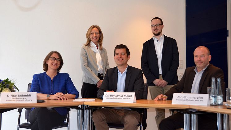 Vertragsunterzeichnung im Rathaus: (v.l.) Ulrike Schmidt (Bürgermeisterin Gemeinde Henstedt-Ulzburg), Antje Heydecke (Gemeinde Henstedt-Ulzburg), Dr. Benjamin Merkt, Malte Peikenkamp und Dr. Jan Pommerehn.