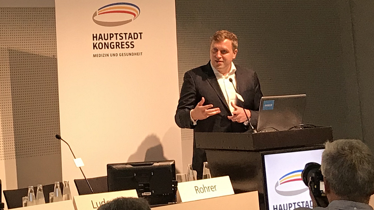 Gottfried Ludewig, Abteilungsleiter Digitalisierung und Innovation im BMG, eröffnet die Podiumsdiskussion zur „Digitalisierung im Gesundheitswesen - Chancen für die Apotheke vor Ort“ mit einem Eingangsstatement.