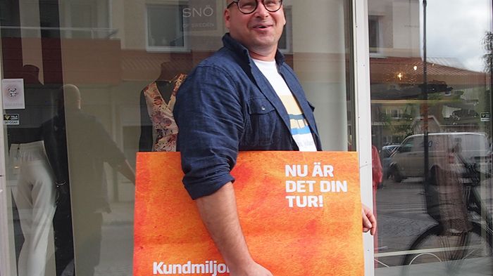 Henrik Johansson på väg med det orangea kuvertet till föreningen Byakult