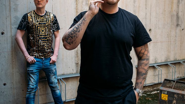 ​Sebastian Stakset & Einár släpper gemensamma låten ”Mamma förlåt”!