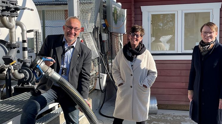 Robert Lindberg, Matilda Hedström och Evelina Fahlesson gläds åt möjligheten att använda biojetbränsle.