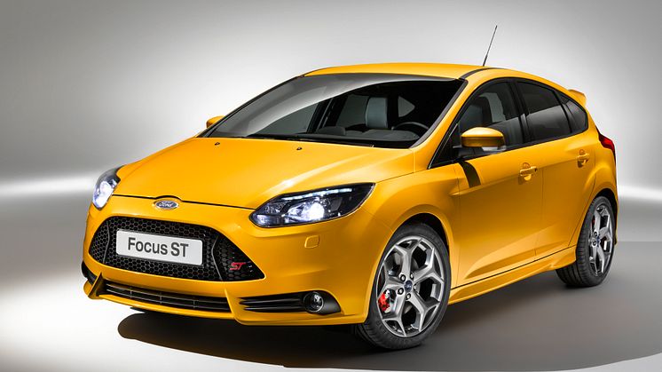 Produktionsmodellen av den globala prestandabilen Ford Focus ST premiärvisas i Frankfurt tillsammans med nya ST kombi för Europa-marknaden 