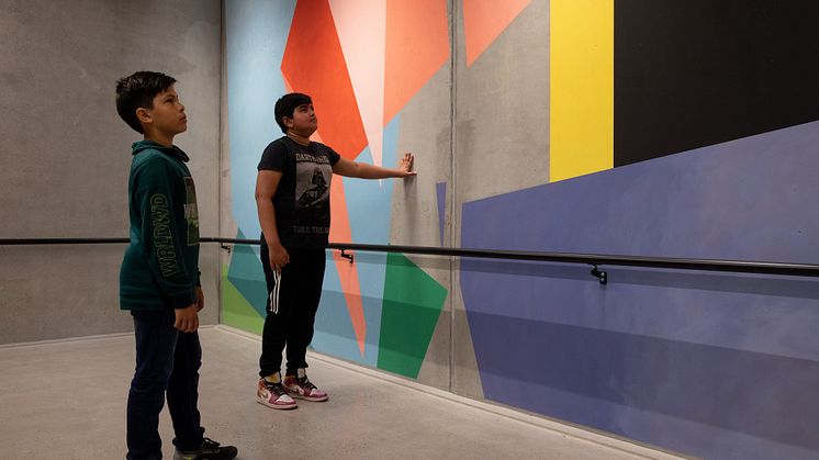 Ny kunst møter elevene på Ruseløkka skole til skolestart 2021. Her kunstverket av Peder K. Bugge, Farben Bekennen, 2021, Oslo kommunes kunstsamling. Foto: Trond Isaksen