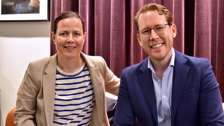 – Tillsammans startar vi nu arbetet med att stärka BWH Hotels position på den skandinaviska marknaden, säger Niklas Pålblad, kundansvarig för BWH Hotels på Pineberry. Här på bild tillsammans med Sara Hallsund, Marknadschef BWH Hotels.