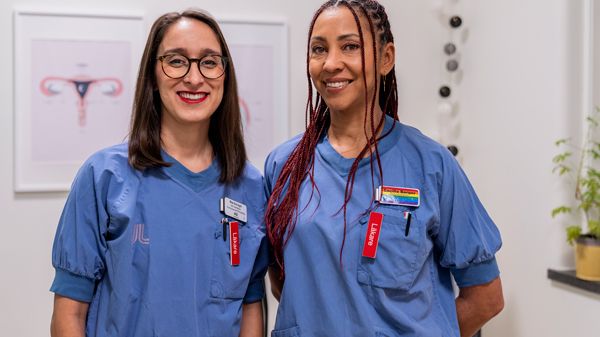 Bita Eshraghi och Cecilia Berger, biträdande överläkare på Amelmottagningen på Södersjukhuset. 