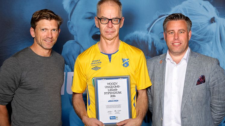 Jonas Wigh tar emot Woody Ungdomsledarstipendiet. Här tillsammans med Jesper Blomqvist och Mikael Tykesson.