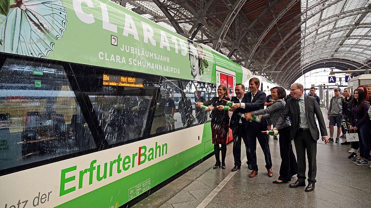 Feierliche Zugtaufe mit Sektdusche