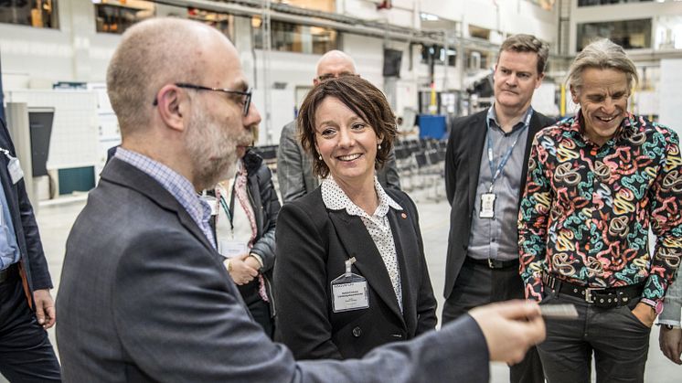 Robert Reimers, PTC, berättar om verksamheten för minister Matilda Ernkrans. I bakgrunden Henrik Runnemalm, forskningschef GKN Aerospace Engine Systems, och Per Nylén, professor Högskolan Väst. Foto: Jukka Lamminluoto.