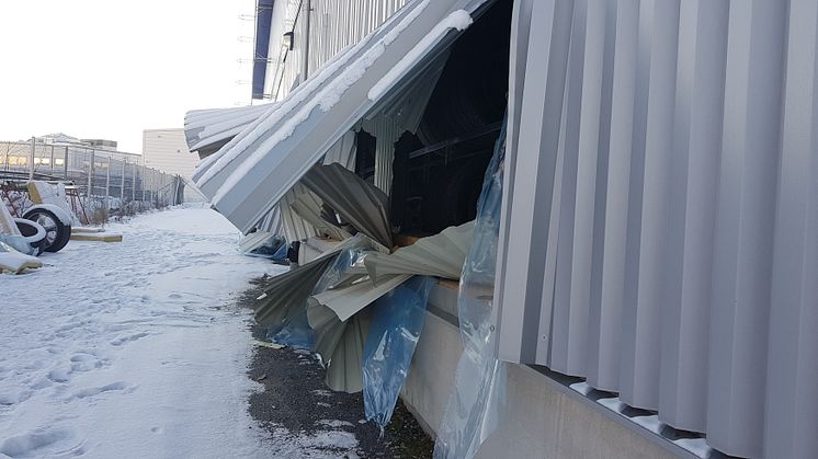 Tjuvarna tog sönder hela plåtväggen