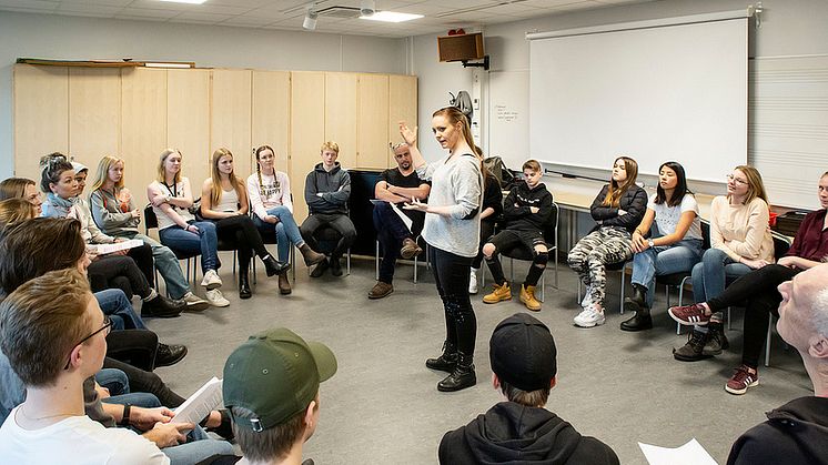 Operasångaren Frida Engström, som står bakom idé, manus och regi, tillsammans med elever vid en provläsning av manuset till "Me too,  Figaro". Foto: Tilo Stengel