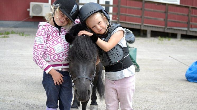Ponnyridning på Sundbyholmstravet