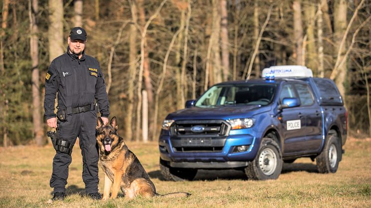 Jedna z osádek upravených policejních Rangerů: Praporčík Troutnar a vlčák Xen