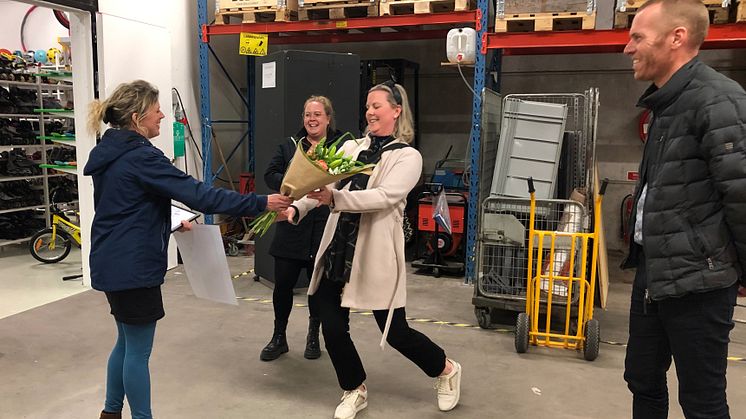 Anna Thore (S) överlämnade Kalmar kommuns klimatpris för 2021 till Emma Järvholm Höglander, projektledare på Riksbyggen Sydost. På plats var även Karin Hoberg och Magnus Laneborg från Riksbyggen. Foto: Birgitta Hultman, Barometern