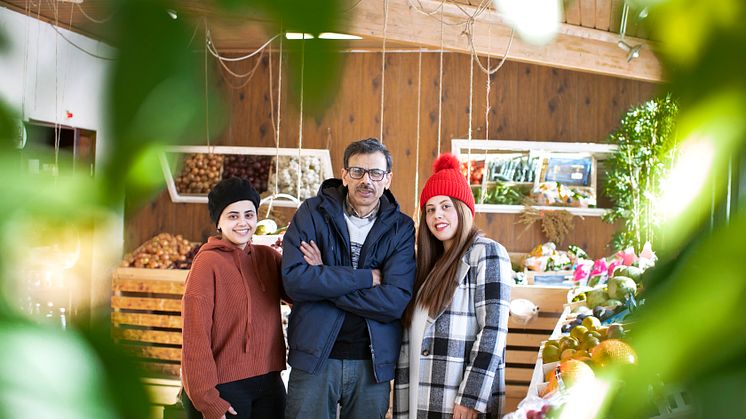 Hassan Miri omgiven av sina döttrar Rana och Hadil. Foto: Patrick Degerman.
