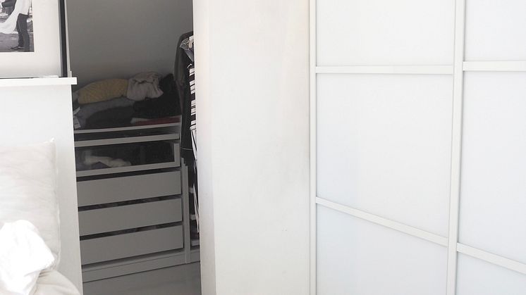 Elfa skyvedørsgarderobe hos Benedicthe Bjerke