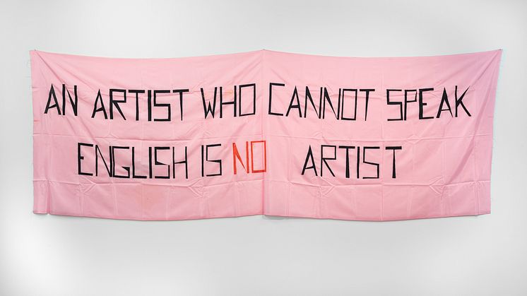 Mladen Stilinovic, En konstnär som inte pratar engelska är ingen konstnär, 1992, akryl på konstgjort silke, 140x430