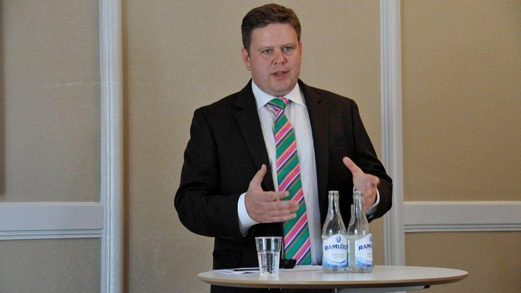 Per Ankersjö (C): Stockholm förstärker alliansregeringens miljöbilsutspel med löfte om 2000 laddstolpar i Stockholms stad  