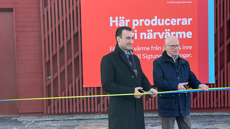 Michel Thomas, chef för City Quarter & Energy Solutions på E.ON och Mats Weibull (M), ordförande i bygg-och miljönämnden på Sigtuna kommun klipper bandet och inviger därmed anläggningen i Sigtuna stadsängar