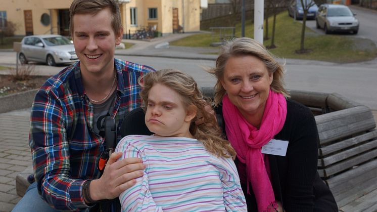 Hillevi Larsson ( i mitten) tillsammans med sina anhöriga Joakim Larsson, bror och mamma Marie Arvidsson 