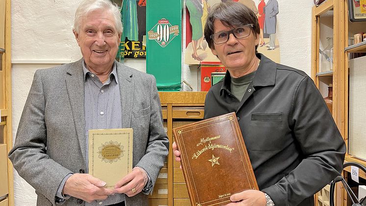 Ove Anonsen och Peter Candell, ordförande i Ahlgrens Donationsfond.