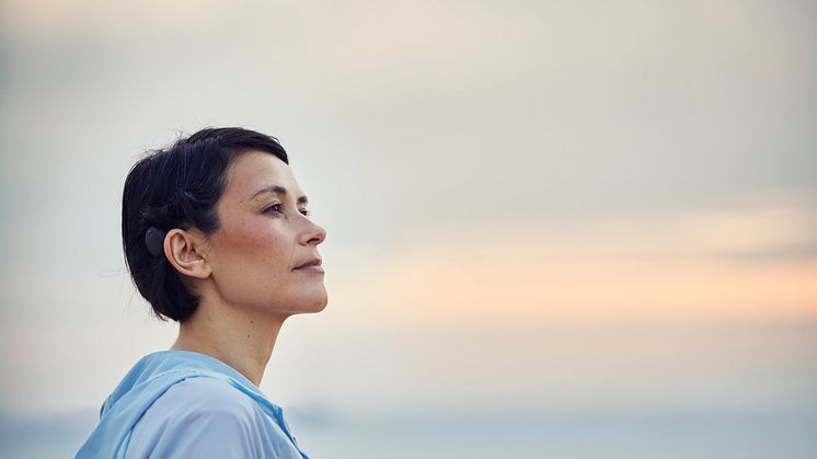 Trägerin mit Cochlear™ Osia® System
