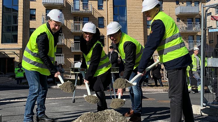 Fr v Ove Sandblom, köpare, Karin Ekström, Riksbyggen, Martin Linsten, Riksbyggen och Ingemar Samuelsson, kommunstyrelsens ordförande.