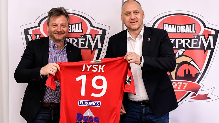 Szimeiszter Sándor, a JYSK Country Menedzsere (balra) és Dr. Csík Zoltán, a Veszprém Handball Team Zrt. vezérigazgatója (jobbra) jelentették be a két szervezet együttműködési tervét.