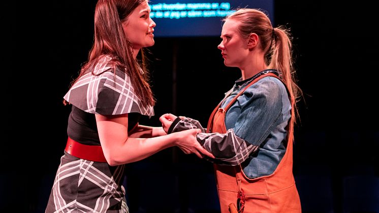 Sara vil helst ikkje fortelje venninna Lajla kva som skjedde på festen. Foto: Aslak Mikal Mienna.