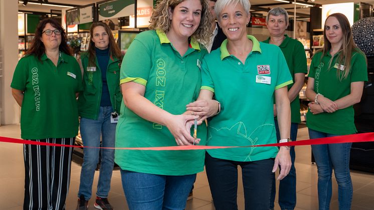 Geneviève Herbst, directrice de la succursale, et Manon Schwarz, directrice adjointe, ouvrent la succursale Maxi Zoo de Montagny-près-Yverdon.