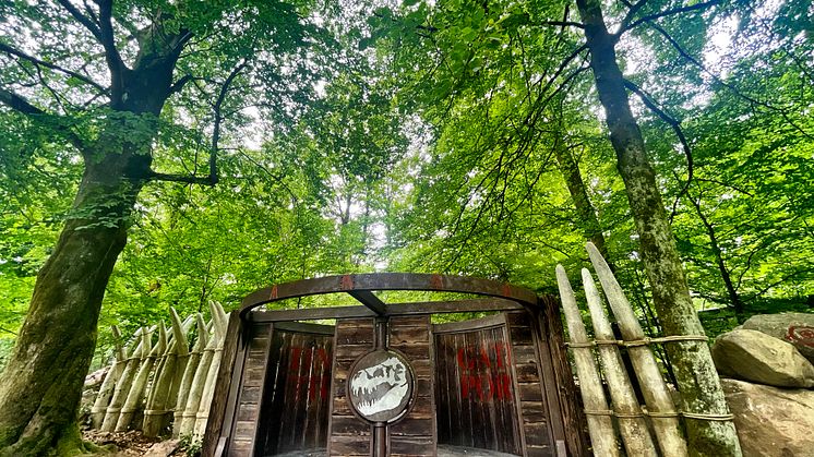 Den 16 juni öppnas tidsporten till dinosauriernas värld och en resa 70 miljoner år tillbaka i tiden. En tid då dinosaurierna betade på markerna runt Skånes Djurpark. ”Dinosaurier” är designat av den världsberömda nöjesparksdesignern Eric Daman.