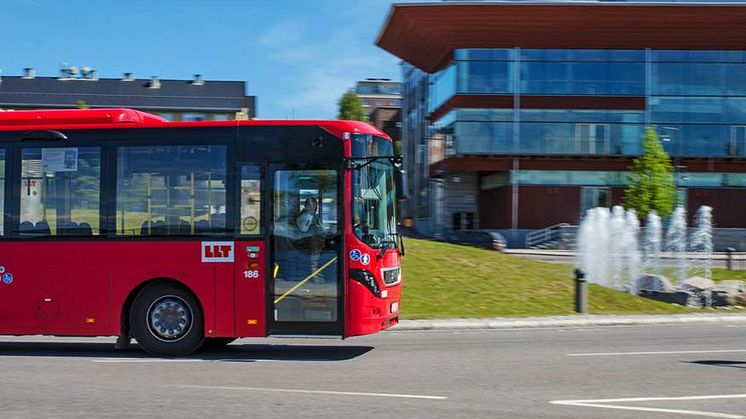 Luleå har i år lyckats ta sig upp till de tio bästa kommunerna i Sverige. En anledning är att kommunen fått bonuspoäng för sitt framgångsrika arbete med kollektivtrafiken. Foto: Luleå lokaltrafik