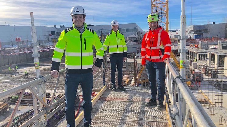 BYGGE-TRIO:  Leder for stillas i Ramirent Norge; Kenneth Iversen(foran), opplyser at de i første omgang skal levere 7.000 kvadratmeter med stillas til Kvarteret-prosjektet på Lillestrøm, her foran byggetomten sammen med anleggsleder i Veidekke; Bjørn
