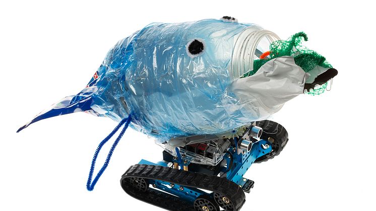 Valen gapar efter föda men får munnen fylld av plastskräp. Robotiserad skulptur av åttondeklassare från Lund.