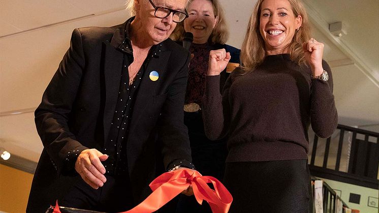 Foto: Beatrice Törnros. G som i Gunilla invigdes genom att Sofia Torell, Tor Svae under uppsikt av Anna Forsgren knöt ett band som visade projektets samverkan.