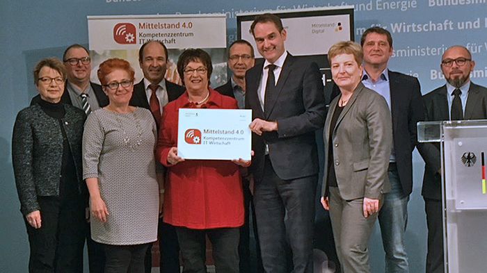 Bundeswirtschaftsministerin Brigitte Zypries überreicht den Fördermittelbescheid an das Konsortium. 3.v.r: TH-Präsidentin Prof. Dr. Ulrike Tippe.