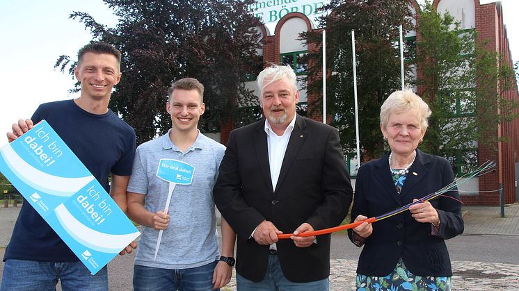 Stefan Teutscher (2. von rechts, Kommunalreferent Deutsche Glasfaser) freut sich mit Bürgermeisterin Steffi Trittel und den Rathausmitarbeitern Morris Jagusch und Eric Körner (von links) über den Abschluss eines Vertrages für superschnelles Internet.