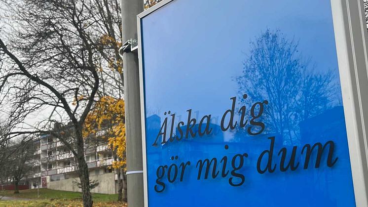 Ljusskyltar med ungdomars ord och budskap på monteras i Skogås. 