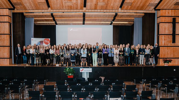 Absolvent*innen feiern ihren Abschluss 2023 an der Universität Vechta