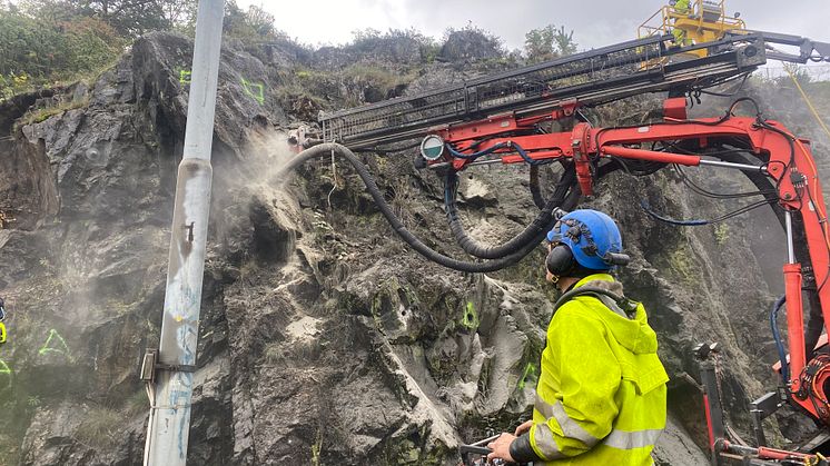 Sporveien sikrer fjellet mellom Ekebergparken og Konows gate i Gamlebyen. Foto: Sporveien
