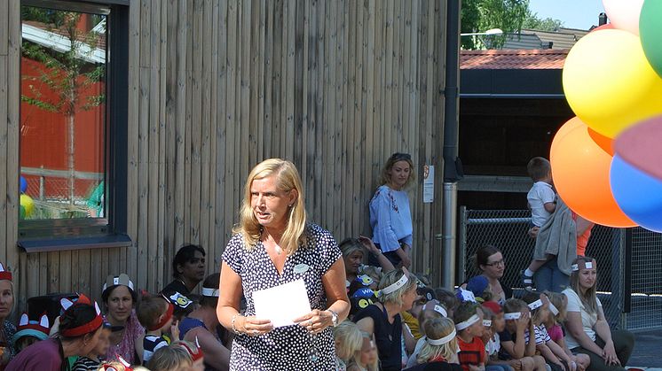 Rektor Anne Sjö hälsar välkomna till invigningen av Ältadalens nya förskola