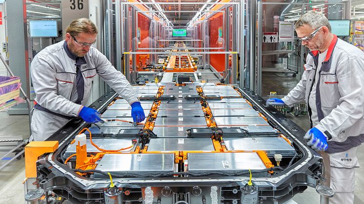 Audi Bruxelles (elbilsfabrik) - højspændingskabler monteres i batteri