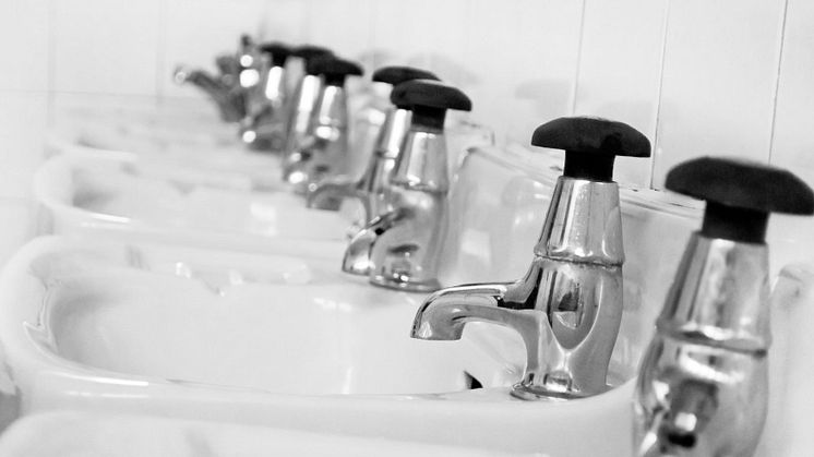 Vatten och avlopp finansieras med avgifter för att tillhandahålla ett kvalitetssäkrat dricksvatten och till investeringskostnader för nybyggnad, förnyelse och underhåll av ledningsnät och avloppsreningsverk.