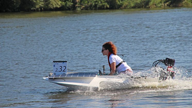 TH Wildau mit Solarboot SUNcaTcHer auf Platz 2 bei der „Haus-Regatta“ auf der Dahme bei Wildau
