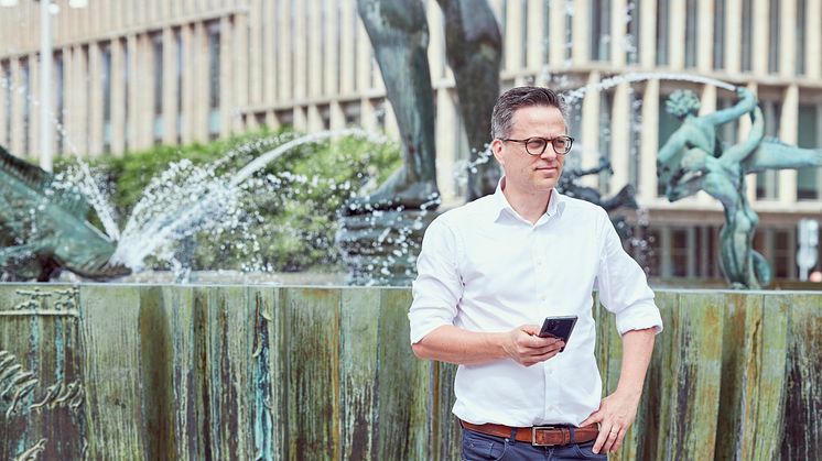 Tre Sveriges CTO Per Stigenberg framför Poseidon i Göteborg
